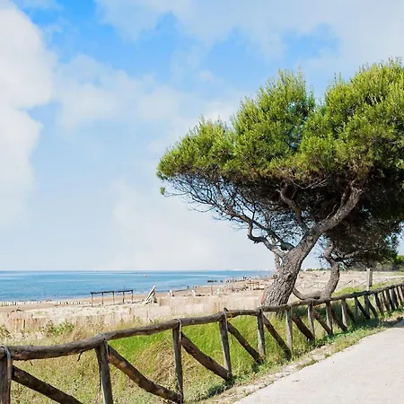 Βίλα Comfy With Garden